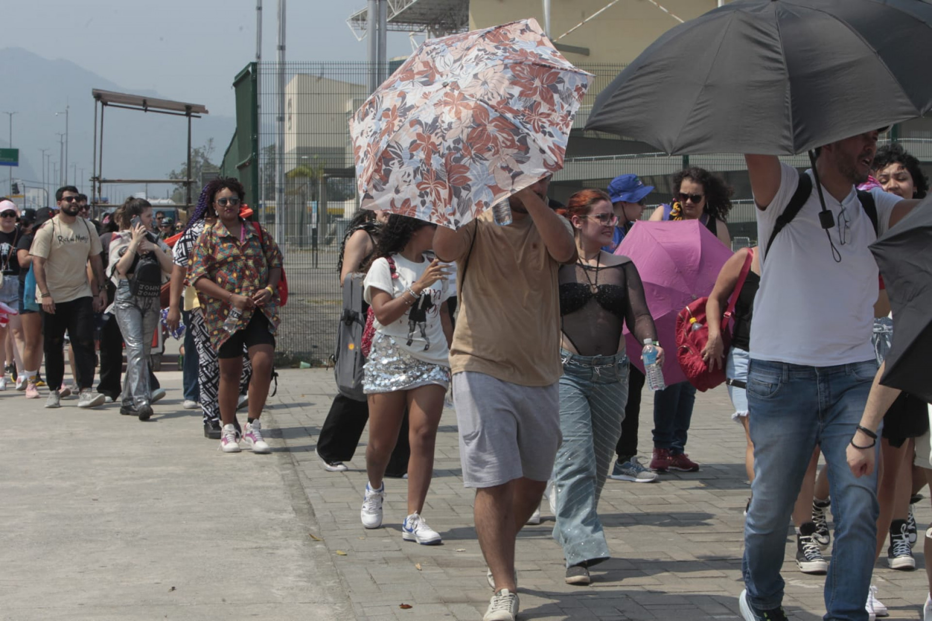 Fãs se protegem do calor como podem - Reginaldo Pimenta / Agência O Dia