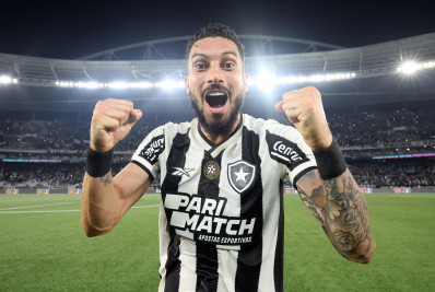 Alex Telles comemora estreia pelo Botafogo: 'Que atmosfera'
