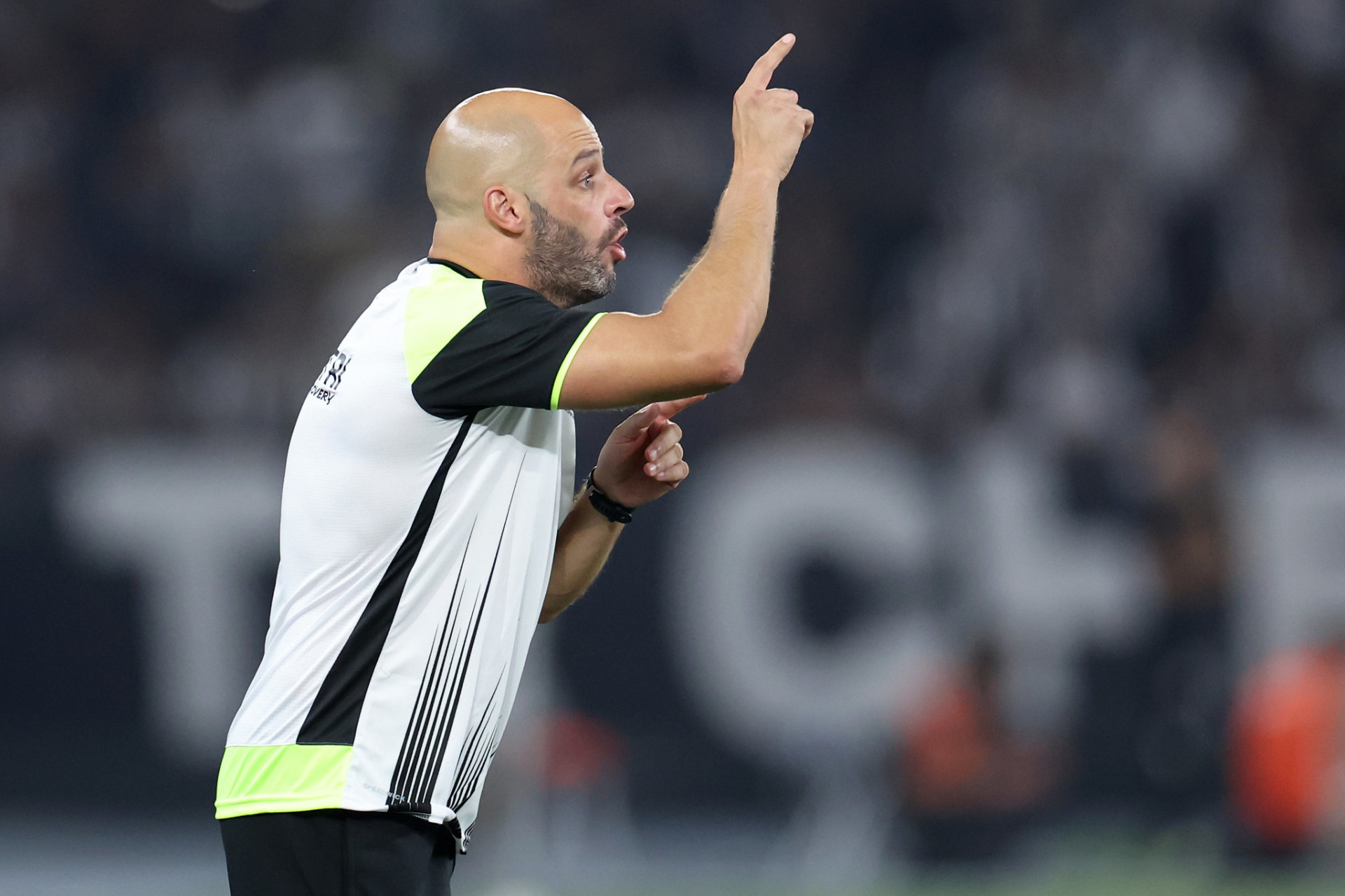 Franclim Carvalho comandou o Botafogo na vitória sobre o Corinthians - Vítor Silva/Botafogo