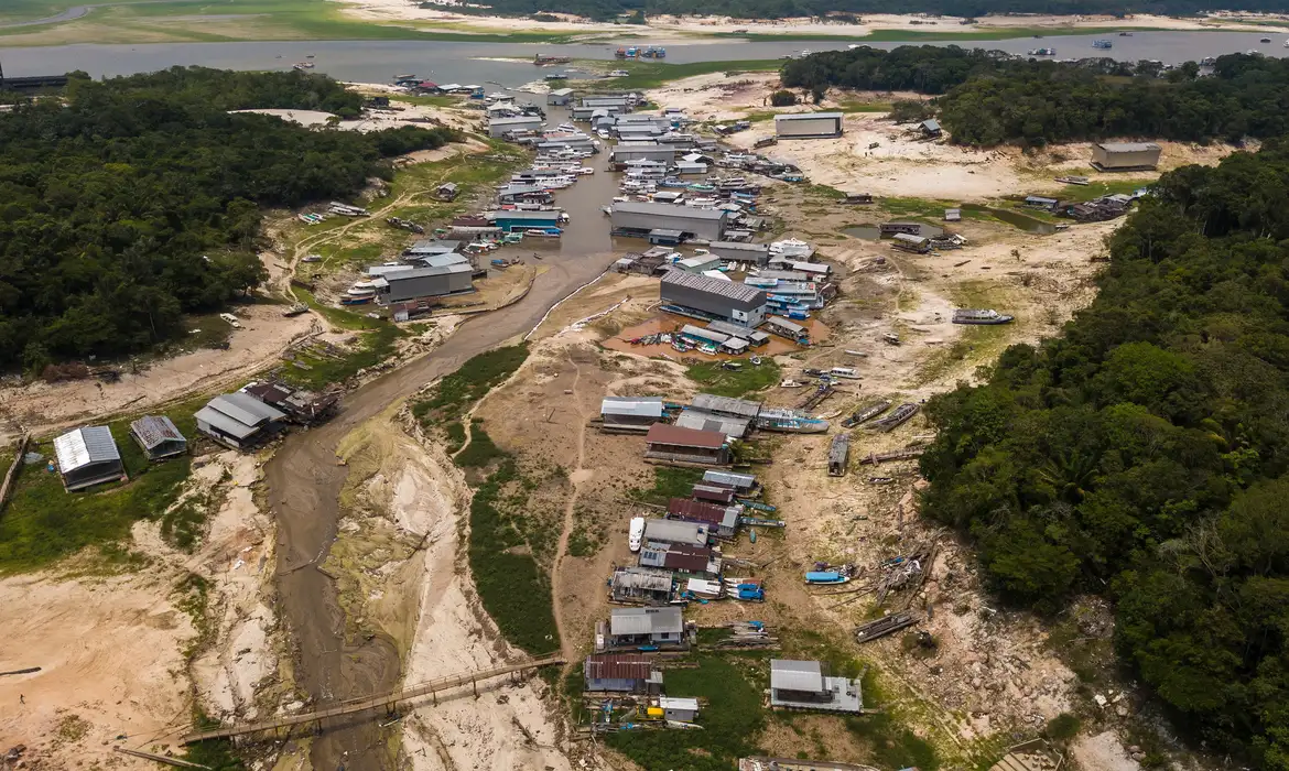 Prefeitura de Manaus começa a distribuir ajuda a afetados por seca