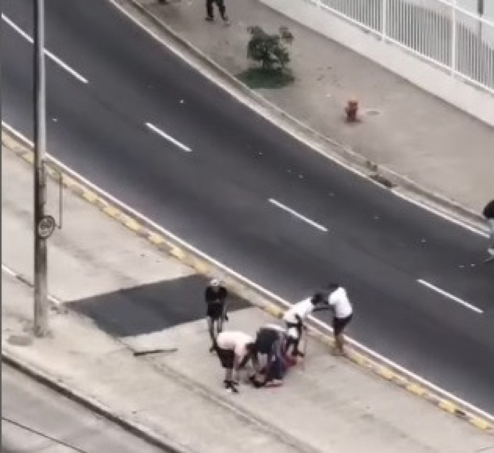 Mesmo após cair, homem continuou sendo agredido por torcedores - Reprodução/Redes Sociais