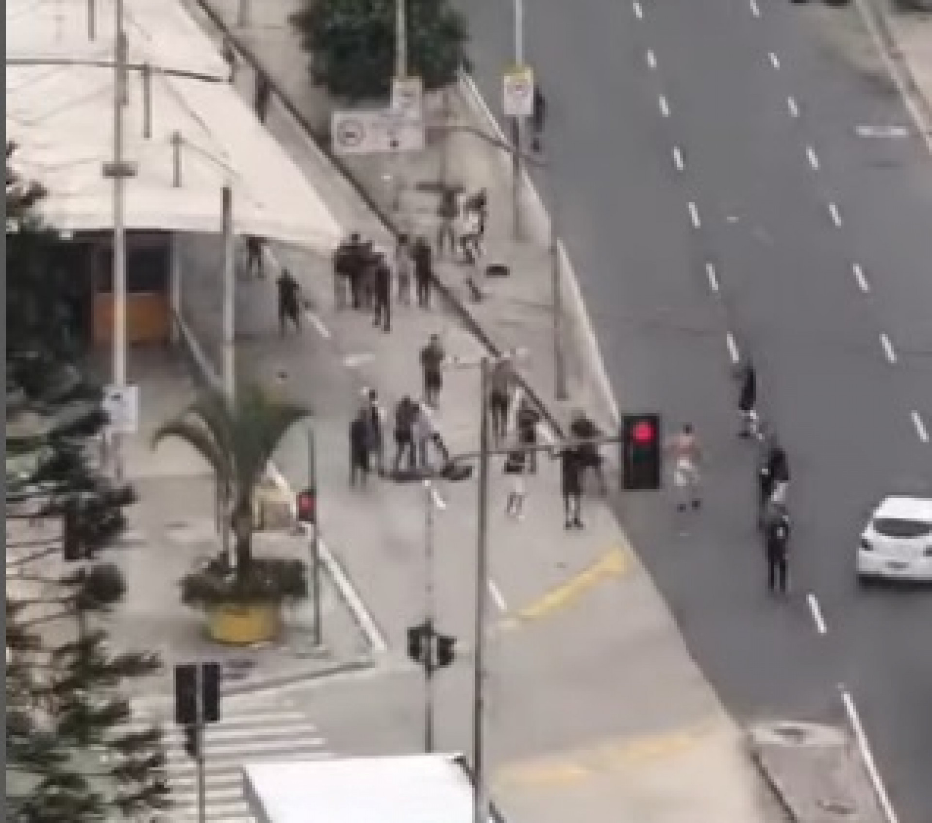 Grupo de torcedores agrediu homem caído no chão - Reprodução/Redes Sociais