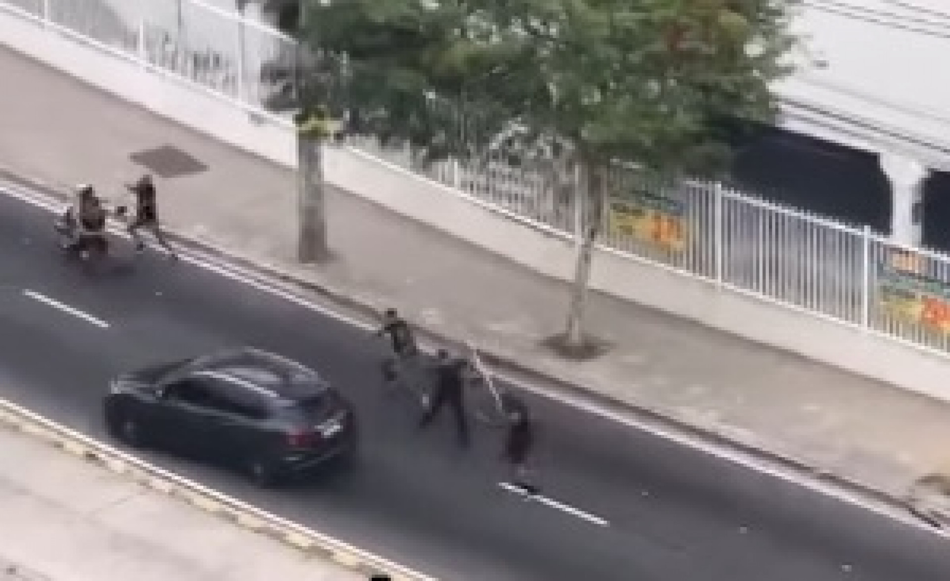 Torcedores tentaram depredar carro durante a confusão - Reprodução/Redes Sociais