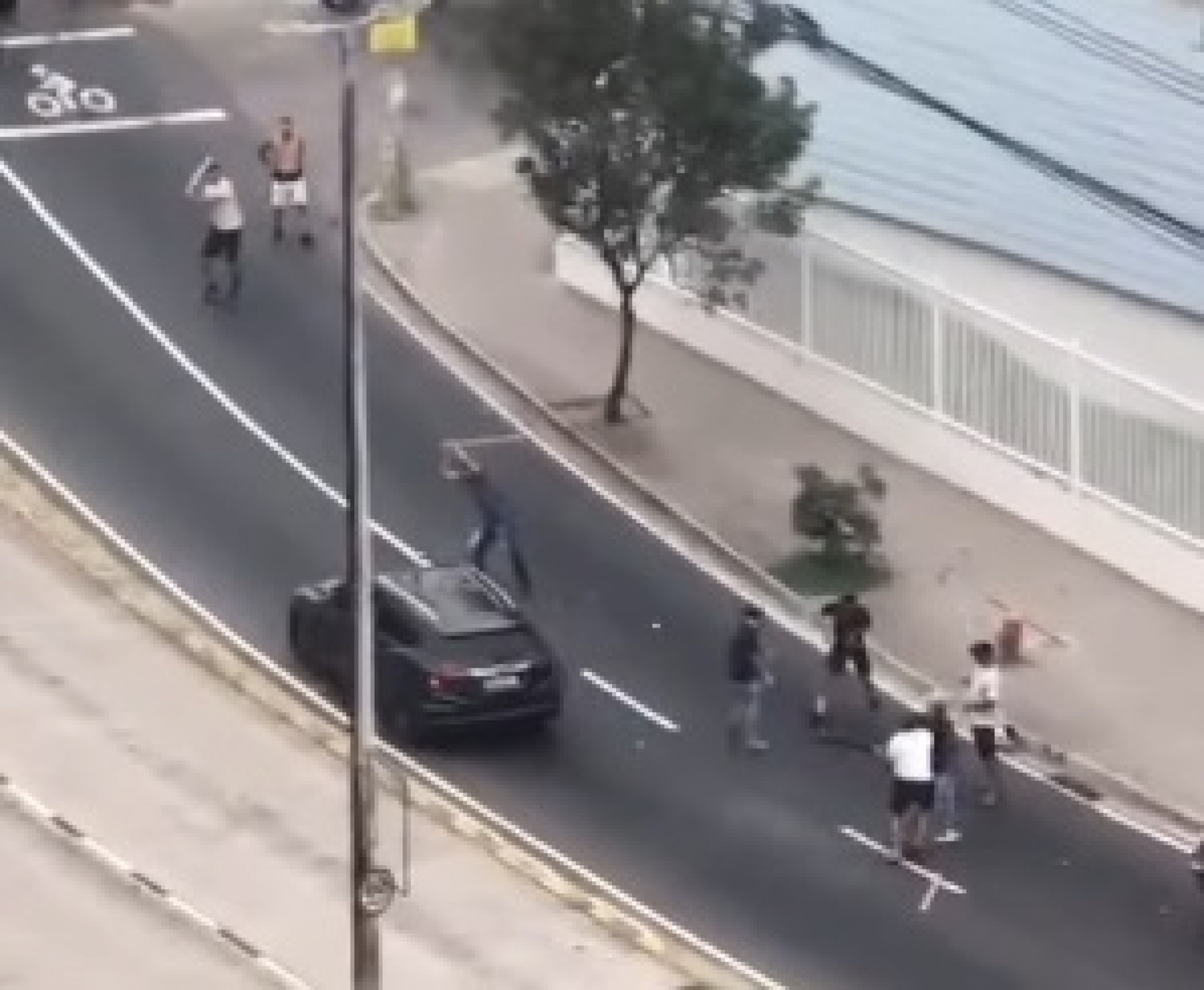 Torcedores tentaram depredar carro durante a confusão - Reprodução/Redes Sociais