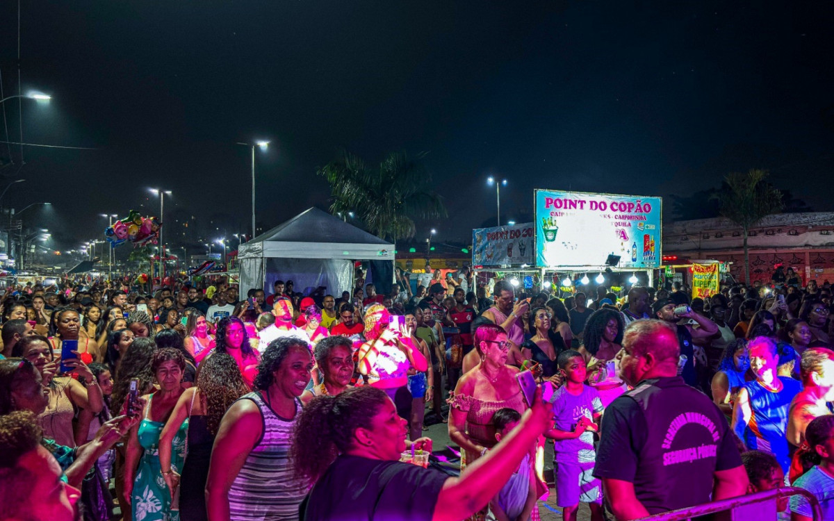 A praça Areia Branca ficou lotada para a apresentação do grupo Bom Gosto