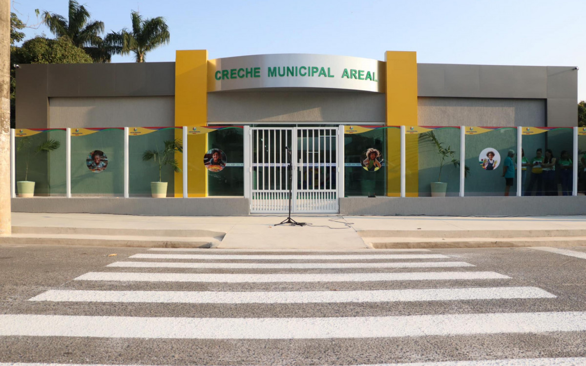 A nova creche possui 6 salas, 3 fraldários, lactário, salas de banho, sala de multimídia e refeitório. Todas as dependências contam com acessibilidade e climatização, além de possuir câmeras de monitoramento, visando a segurança dos alunos - Divulgação