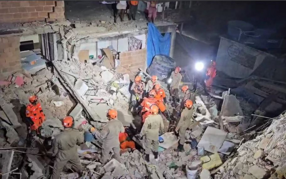 Casa desaba em Cascadura, Zona Norte - Reprodução/Bombeiros