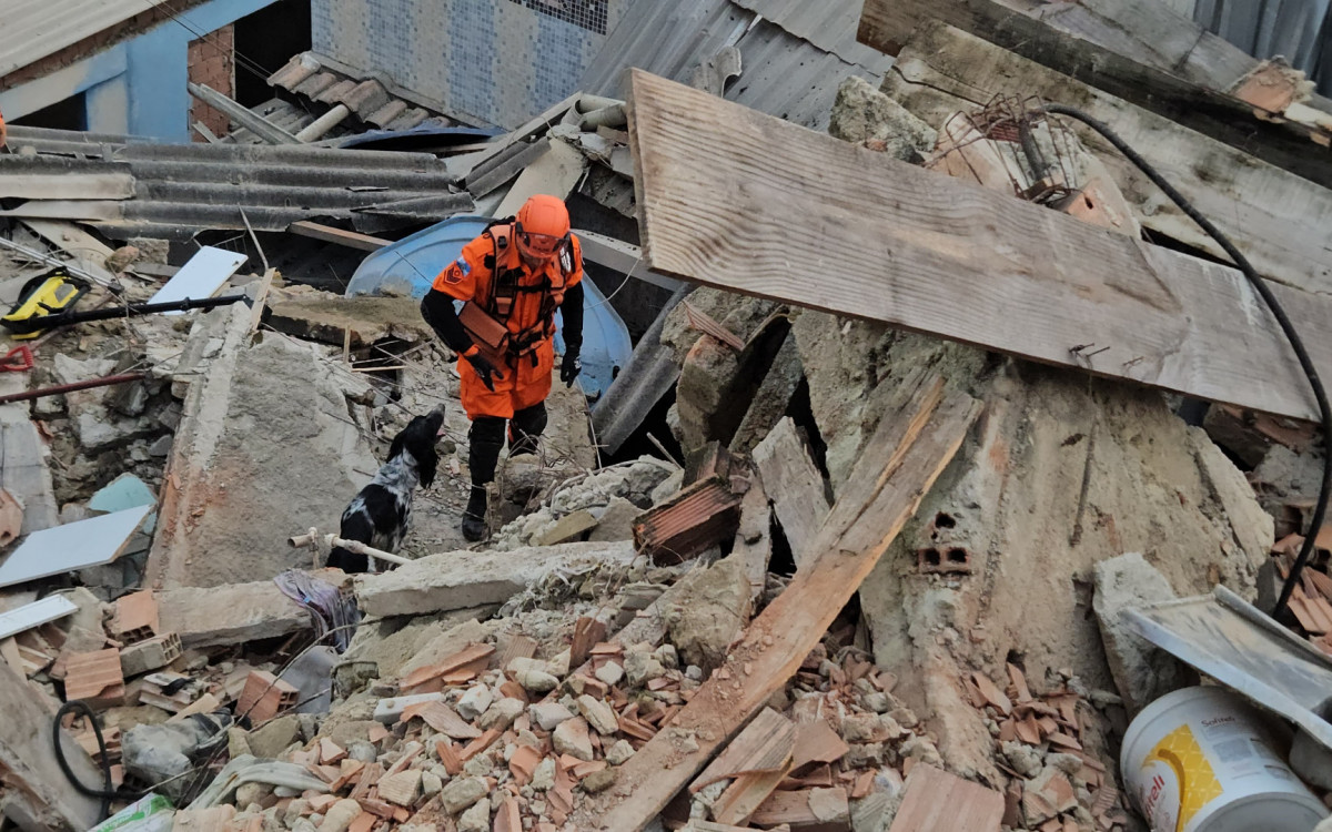 Bombeiros atuaram no desabamento de um casa na comunidade Luiz Carlos Prestes, em Cascadura