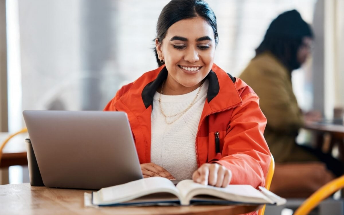 Entender os principais acontecimentos da atualidade é um diferencial importante para os estudantes nos vestibulares (Imagem: PeopleImages.com - Yuri A | Shutterstock)