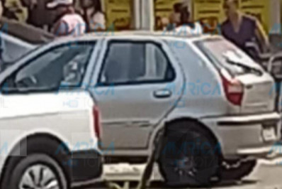 Carro atinge farmácia no Flamengo 