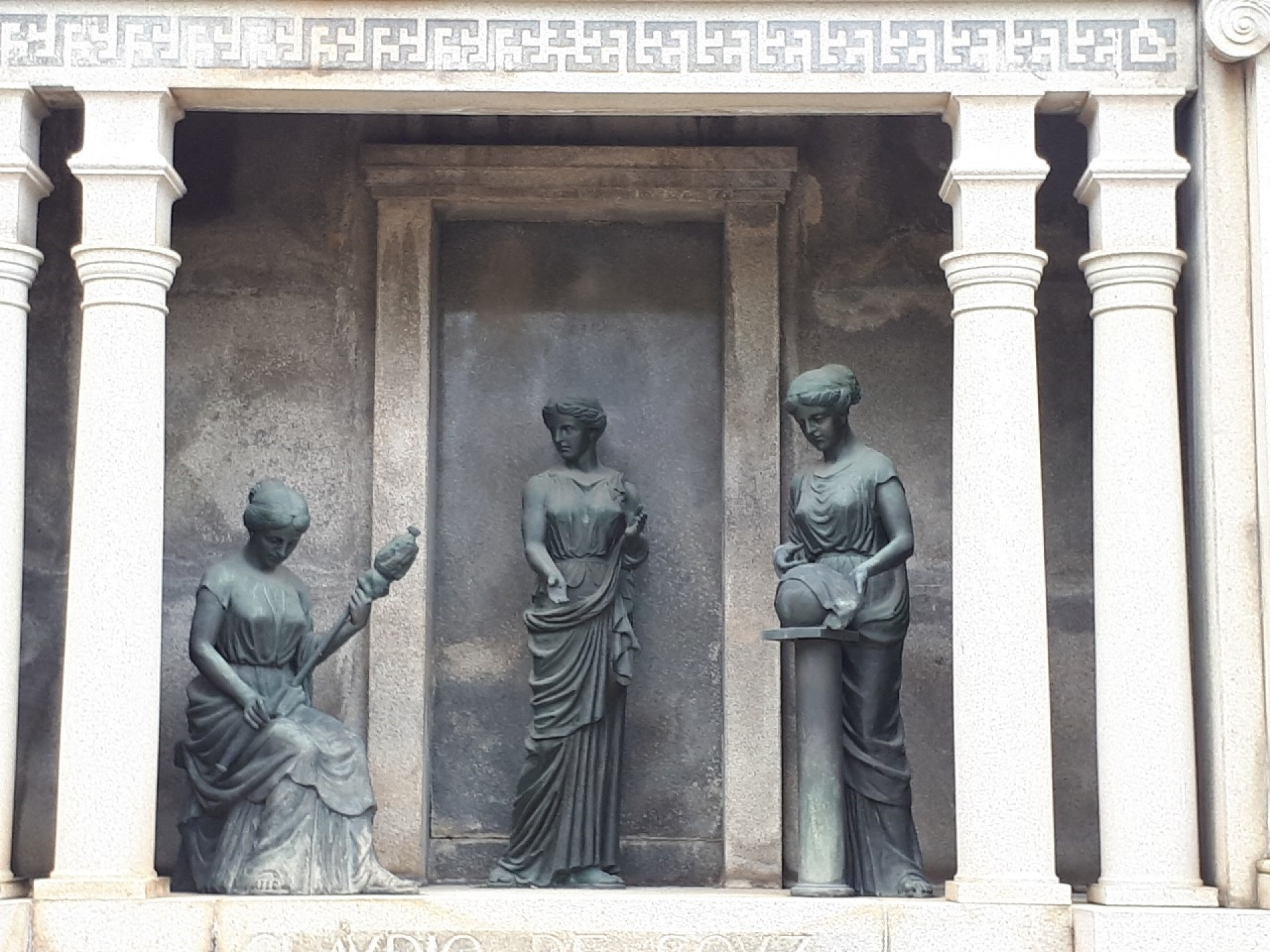 A estátua do meio no túmulo do dramaturgo Cláudio de Sousa, qu media 1,60 m, foi levada por criminosos - Arquivo pessoal/Regina Bustamante