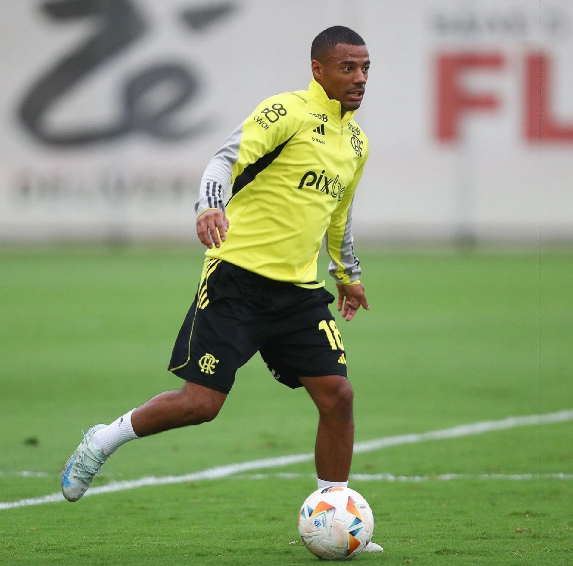 De la Cruz no treino do Flamengo desta segunda-feira - Gilvan de Souza/CRF