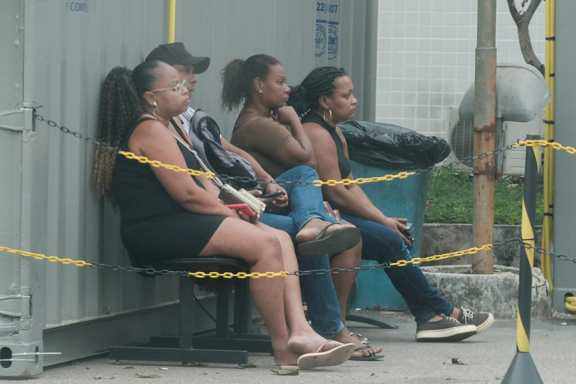 Familiares de Creuza Corrêa estiveram no Instituto Médico Legal (IML) do Centro para liberação de seu corpo - Pedro Teixeira / Agência O Dia