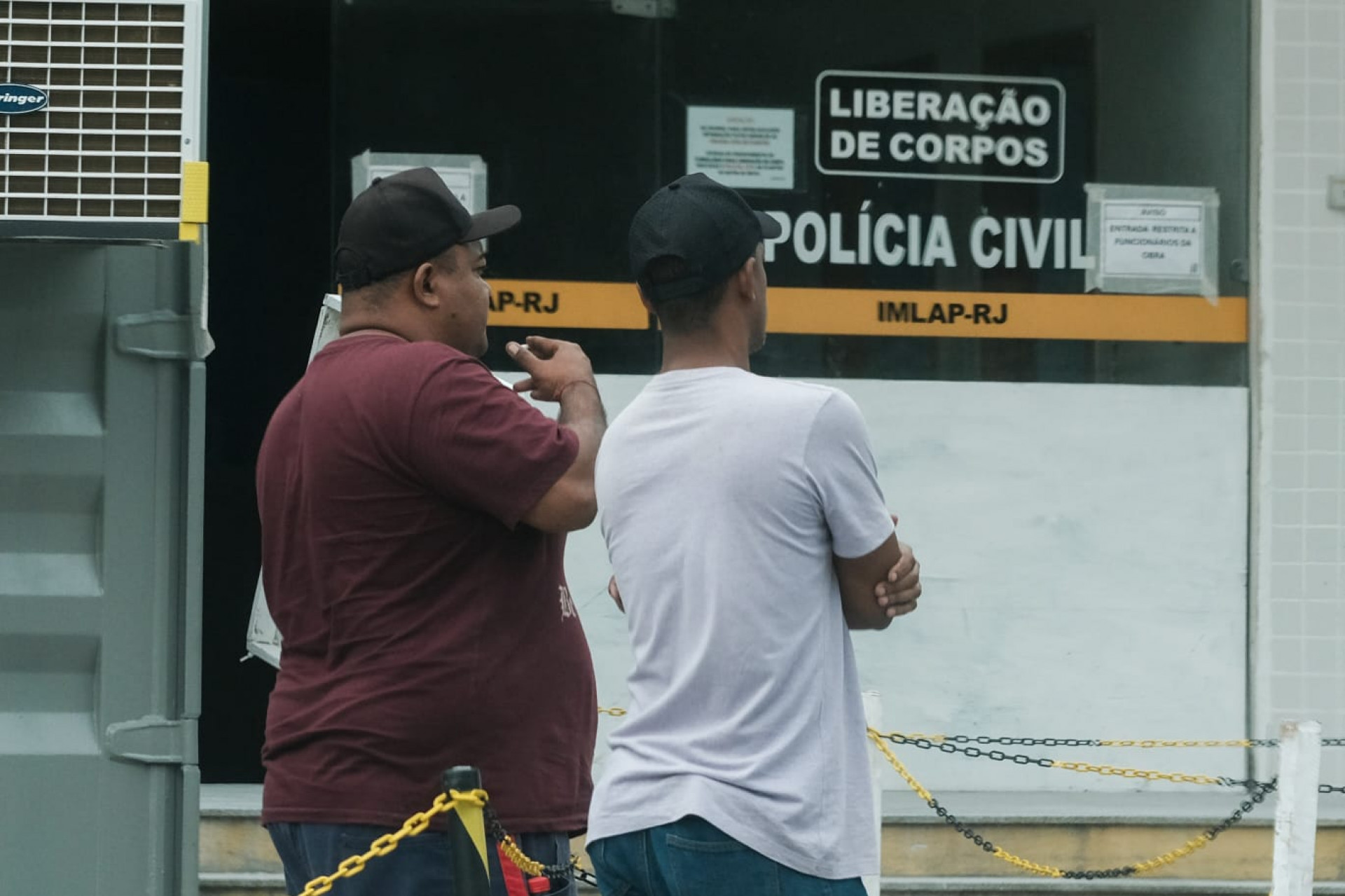 Familiares de Creuza Corrêa estiveram no Instituto Médico Legal (IML) do Centro para liberação de seu corpo - Pedro Teixeira / Agência O Dia