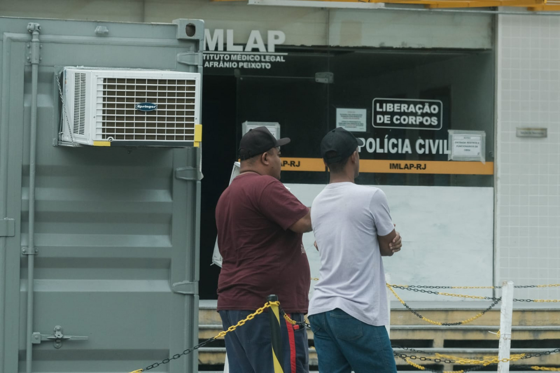 Familiares de Creuza Corrêa estiveram no Instituto Médico Legal (IML) do Centro para liberação de seu corpo - Pedro Teixeira / Agência O Dia