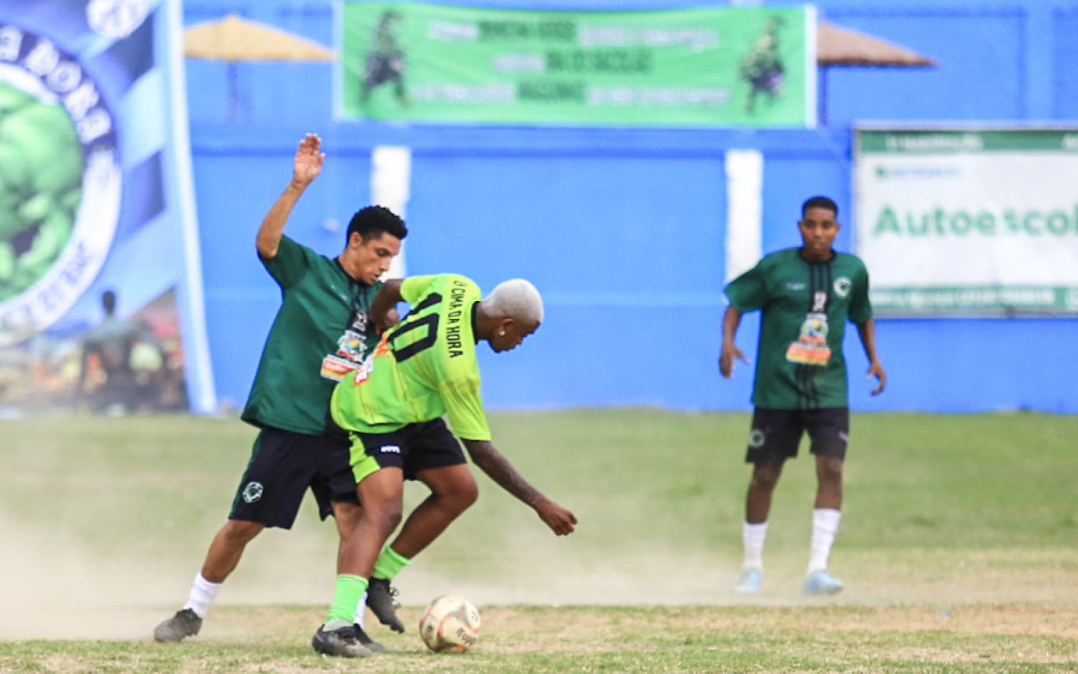 Camisa 10 do Em Cima da Hora, Ronald, ex-Flamengo, até que tentou, mas a defesa do Mancha Verde levou a melhor