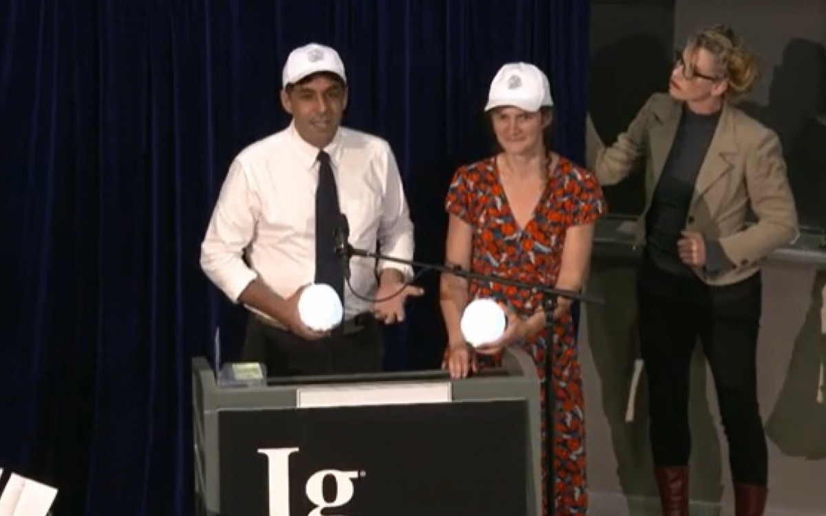 O Prêmio de Anatomia foi para uma equipe de cientistas da França e do Chile \'por estudar se o cabelo da maioria das pessoas no hemisfério norte gira na mesma direção (horário ou anti-horário?) que o cabelo da maioria das pessoas no hemisfério sul\'.