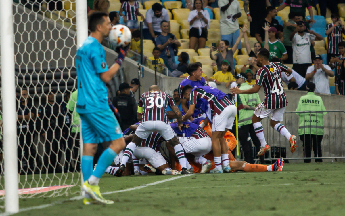 Jogadores do Fluminense celebram a classifica&ccedil;&atilde;o na Libertadores sobre o Gr&ecirc;mio com F&aacute;bio, que pegou um p&ecirc;nalti  - Marina Garcia / Fluminense