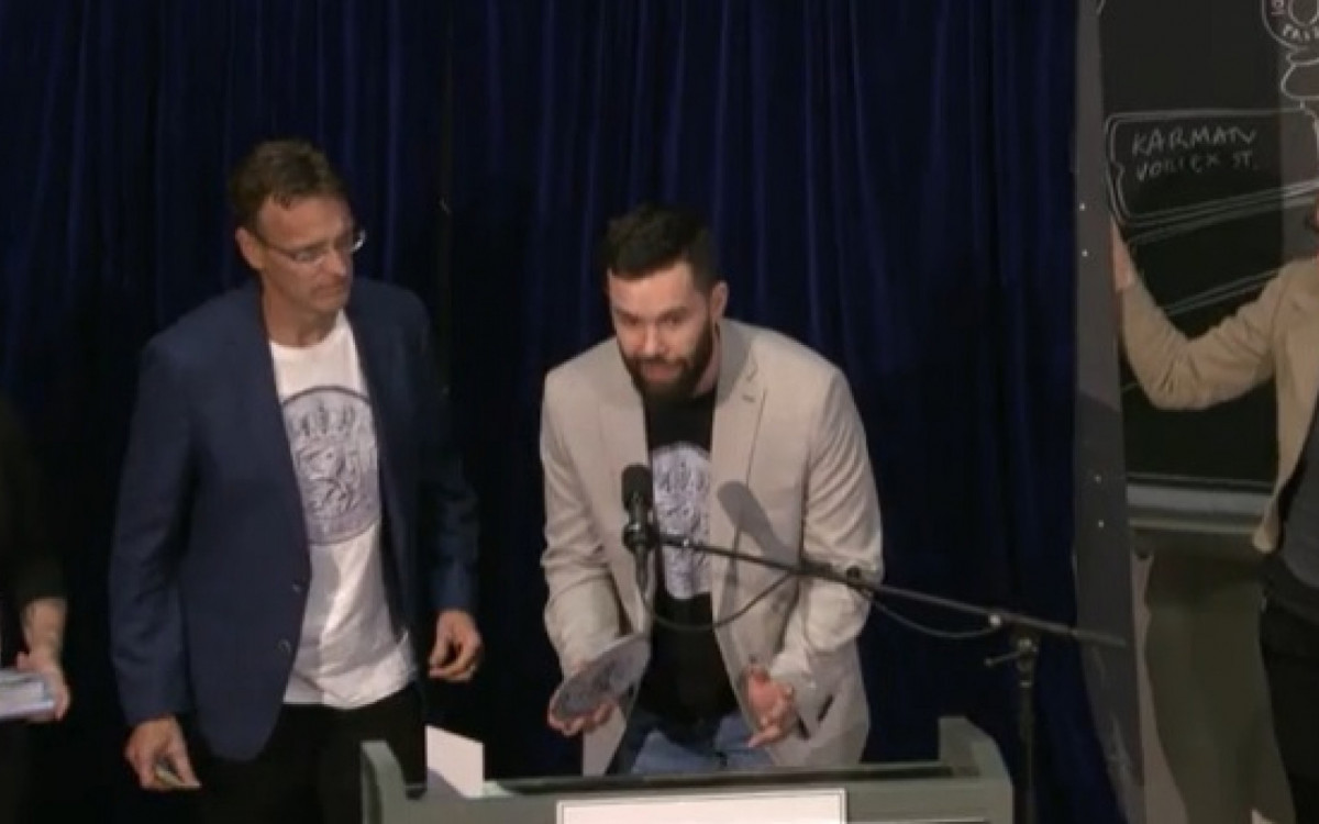 O Prêmio de Matemática foi concedido ao pesquisador Frantisek Bartos, da Universidade de Amsterdã, e sua equipe por estudar os resultados de 350.757 lançamentos de moedas e determinar que as moedas têm uma probabilidade ligeiramente maior de cair no mesmo lado de onde começaram.