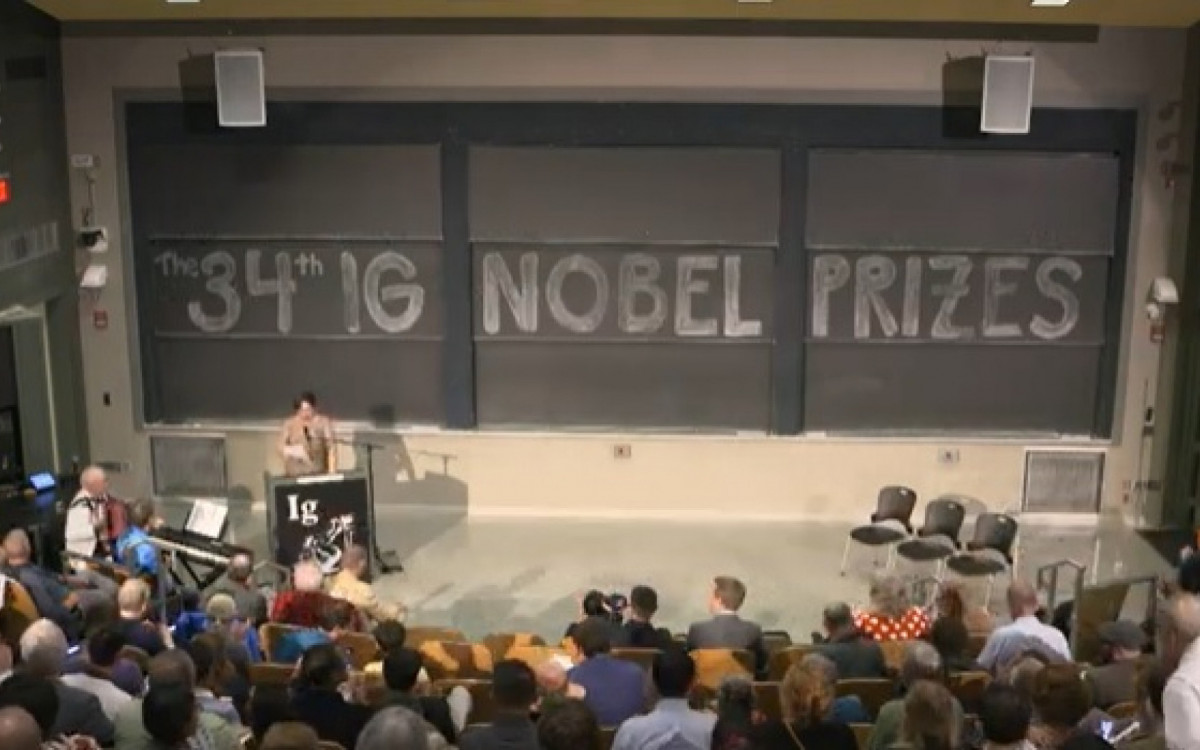 A 34ª cerimônia anual do Prêmio Ig Nobel , uma celebração irônica de conquistas científicas incomuns (às vezes bizarras!), foi realizada semana passada no Instituto de Tecnologia de Massachusetts (EUA). O prêmio é uma piada ao tradicional Nobel, título concedido por instituições suecas há mais de 100 anos - Reprodução de vídeo