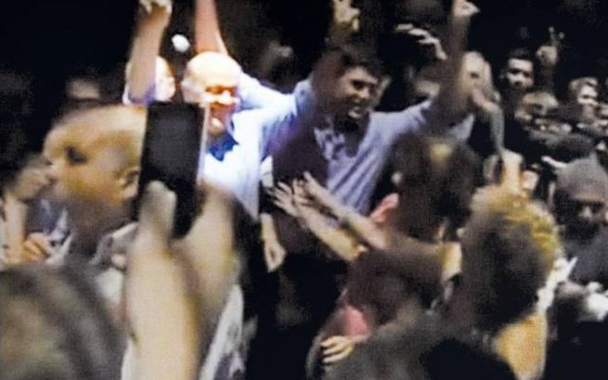 Na campanha presidencial de 2010, o candidato José Serra, do PSDB, caminhava no calçadão de Campo Grande, na Zona Oeste do Rio, quando foi atingido na cabeça por uma bolinha de papel. Momentos depois, ele foi atingido por um rolo de papelão, feito para adesivos de campanha. Mesmo sem estar ferido, Serra foi encaminhado a um hospital, onde, obviamente, nada foi constatado