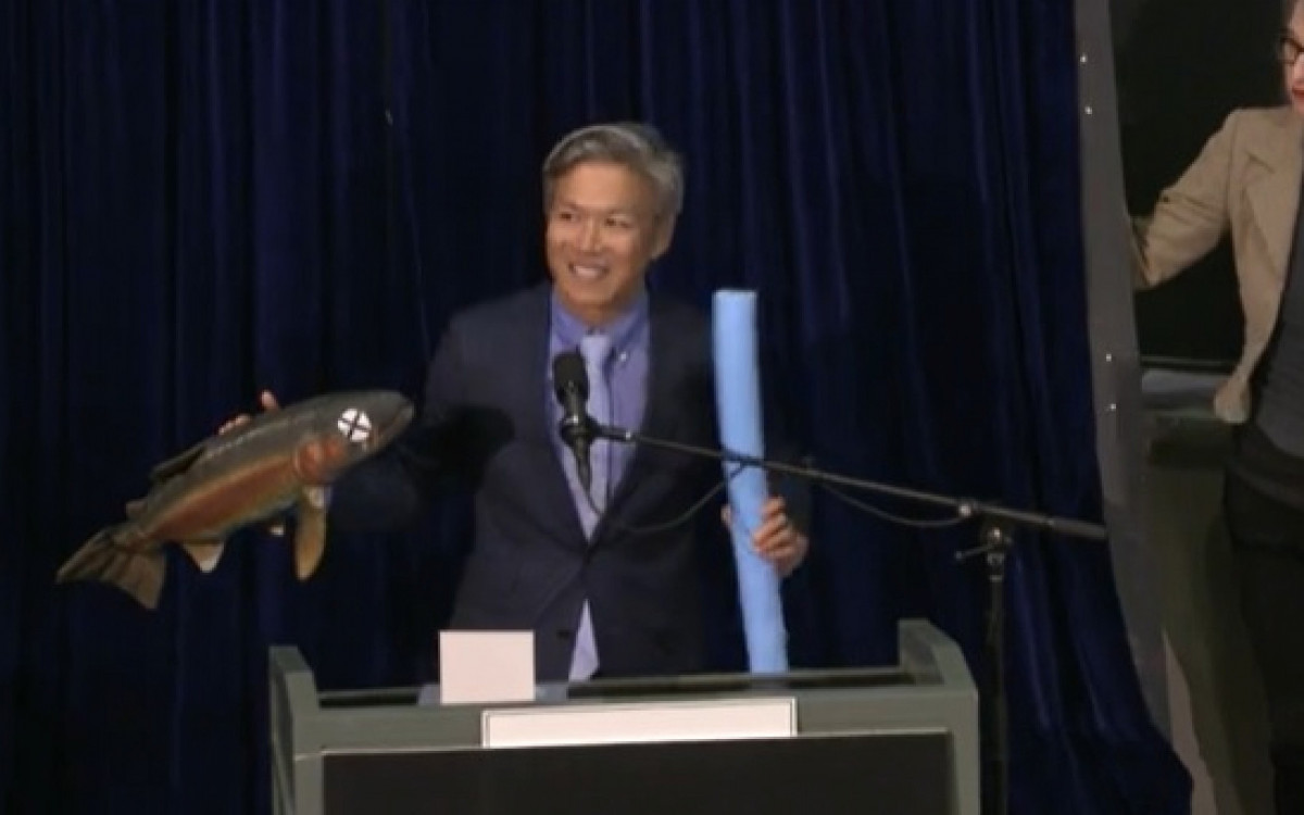 O Prêmio de Física foi concedido a James C. Liao por sua pesquisa sobre as habilidades de natação de uma truta morta.