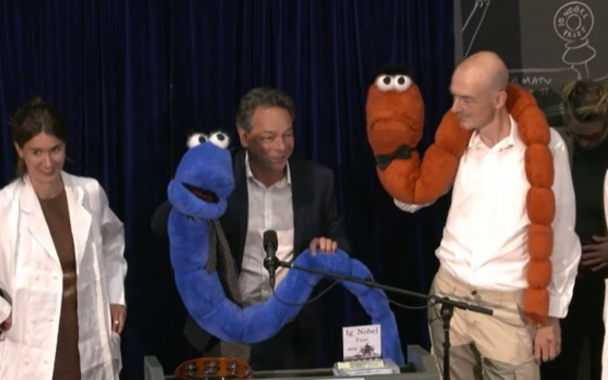 O Prêmio de Química foi para Tess Heeremans, Antoine Deblais, Daniel Bonn e Sander Woutersen, \'por usar cromatografia para separar vermes bêbados e sóbrios\'.