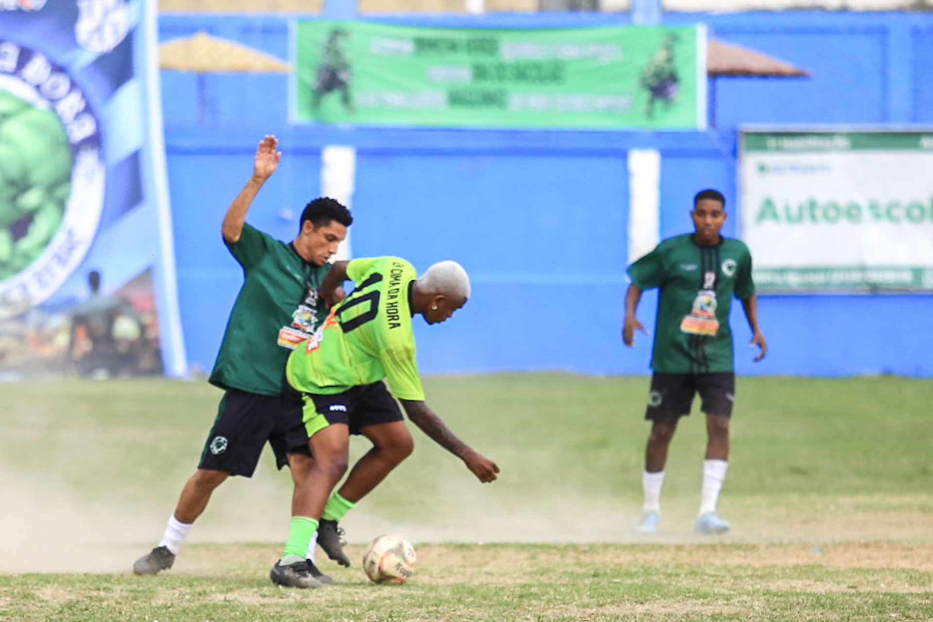 Camisa 10 do Em Cima da Hora, Ronald, ex-Flamengo, at&eacute; que tentou, mas a defesa do Mancha Verde levou a melhor - Rafael Barreto/PMBR