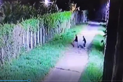 Câmera flagra criminosos tentando jogar drogas por cima de muro de presídio em Bangu