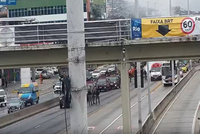 Incêndio atinge moto e interdita pista da Avenida Brasil