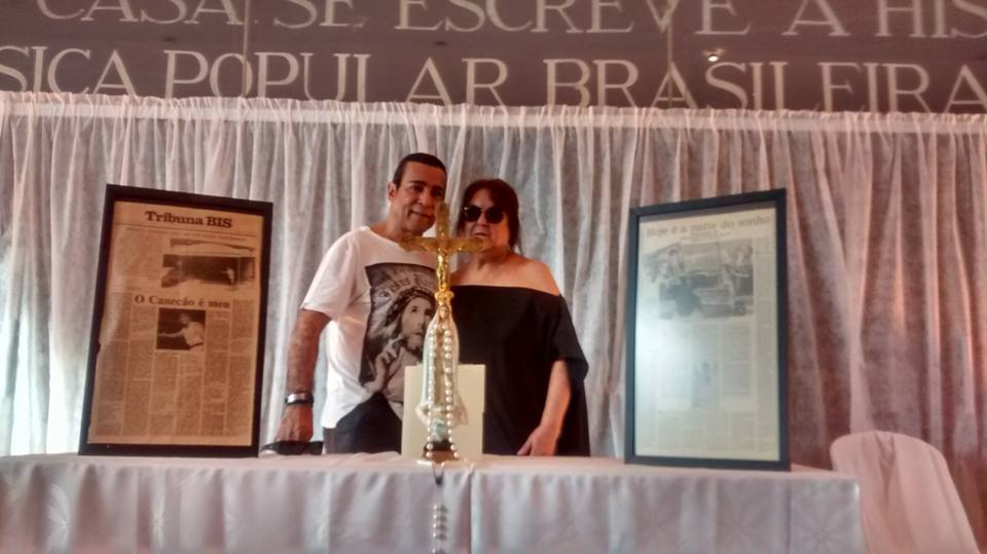 Luiza Biá com o cantor Elymar Santos na entrada do antigo Canecão, em Botafogo - Reprodução / Facebook