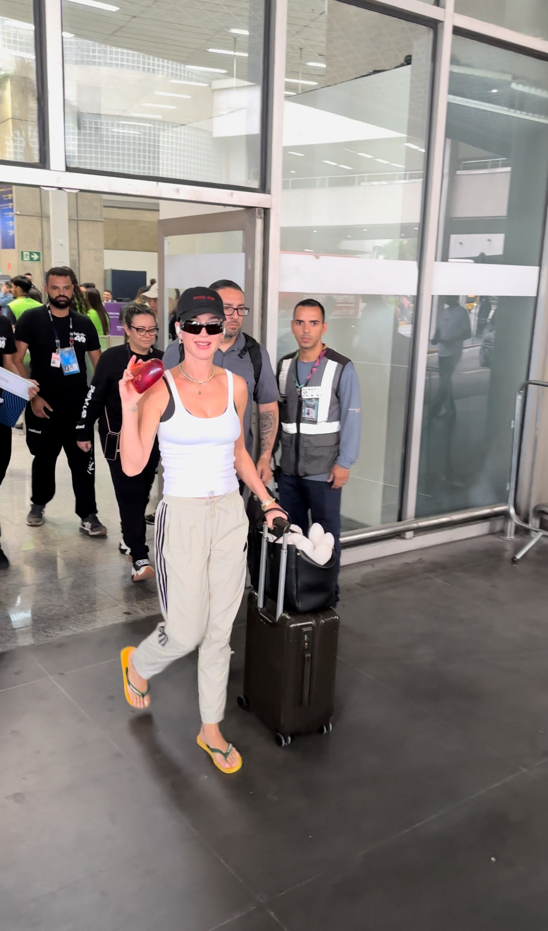 Katy Perry desembarca em aeroporto no Rio - Agnews