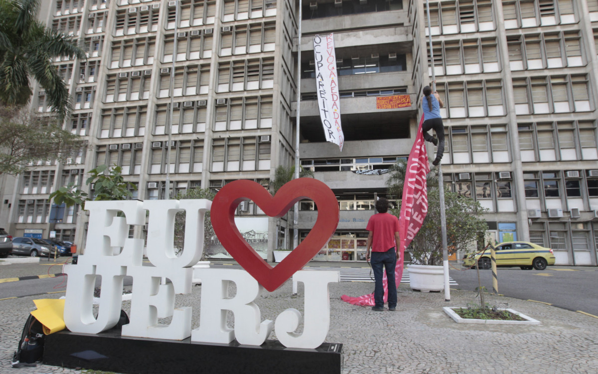 Uerj. Justiça emitiu decisão ontem dando 24h para os alunos desocuparem a reitoria, segundo eles, haverá resistência. Na foto, movimentação no local, nesta quarta-feira (18).
