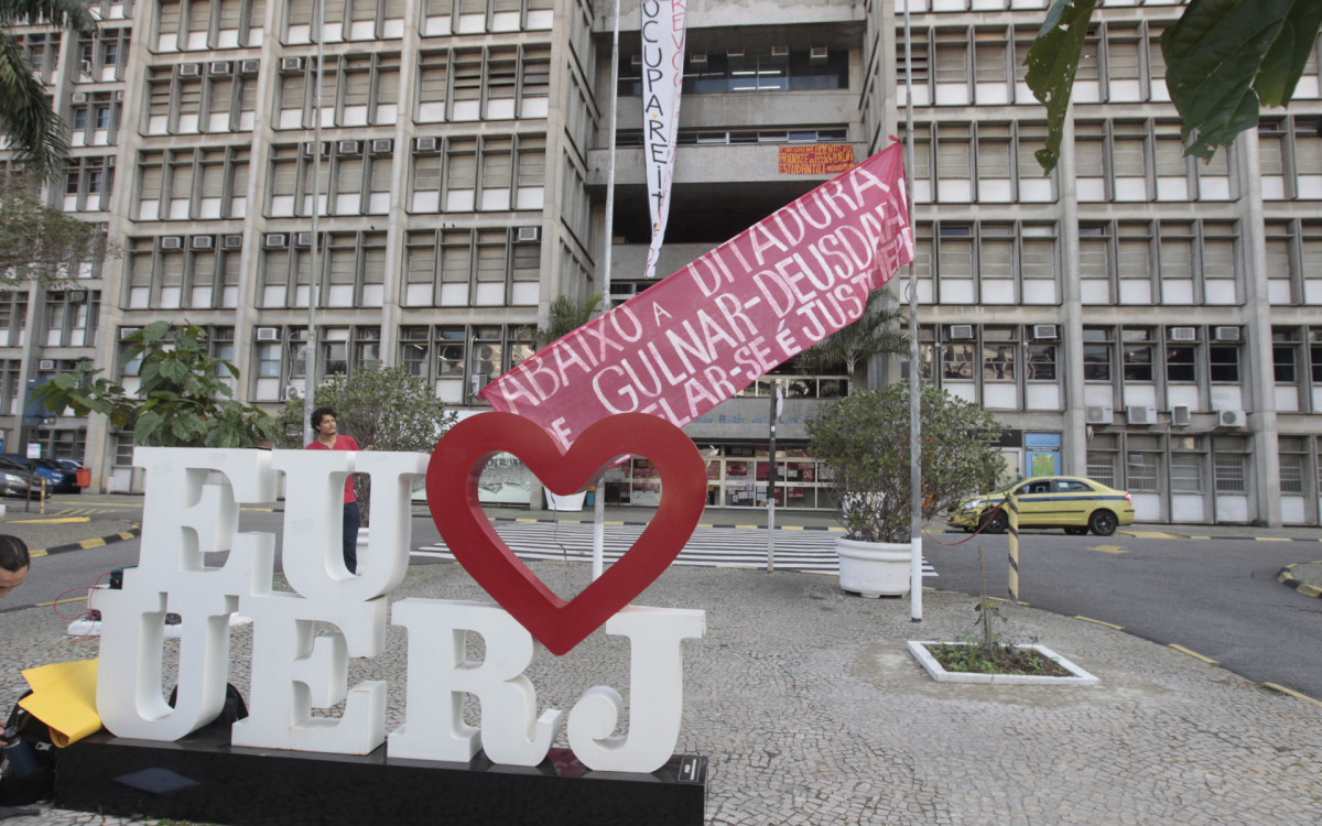 Uerj. Justiça emitiu decisão ontem dando 24h para os alunos desocuparem a reitoria, segundo eles, haverá resistência. Na foto, movimentação no local, nesta quarta-feira (18).
