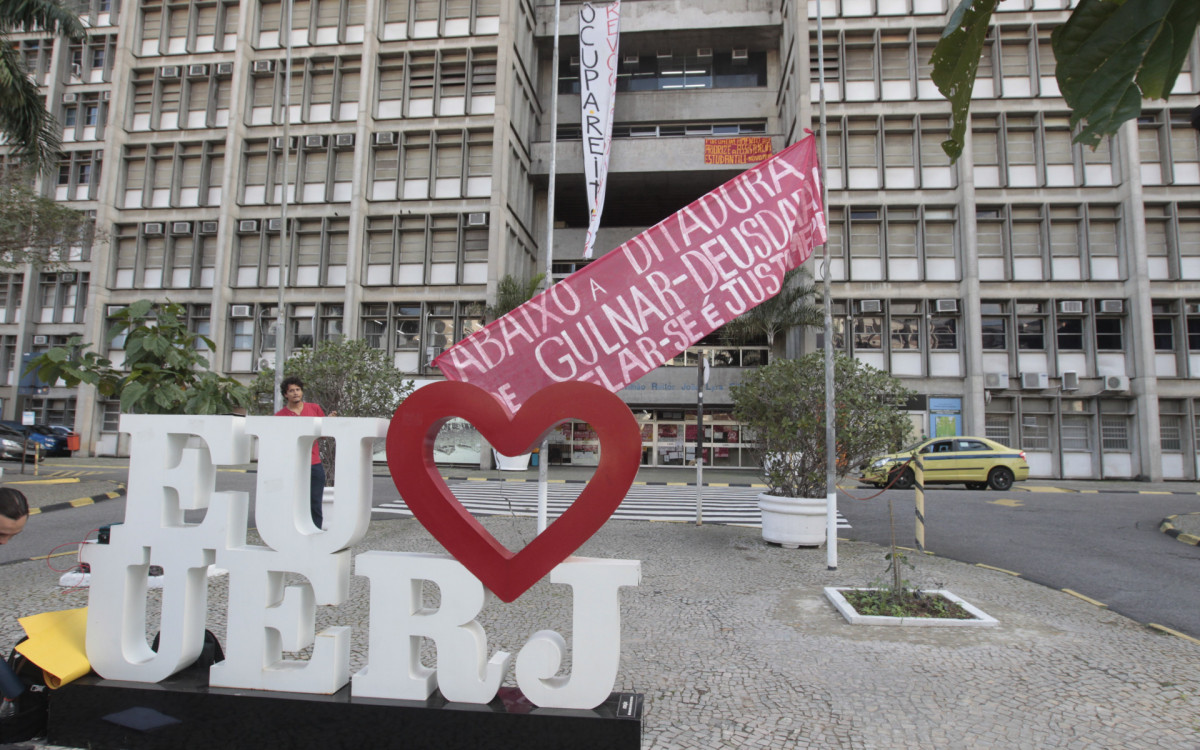 Uerj. Justiça emitiu decisão ontem dando 24h para os alunos desocuparem a reitoria, segundo eles, haverá resistência. Na foto, movimentação no local, nesta quarta-feira (18).

