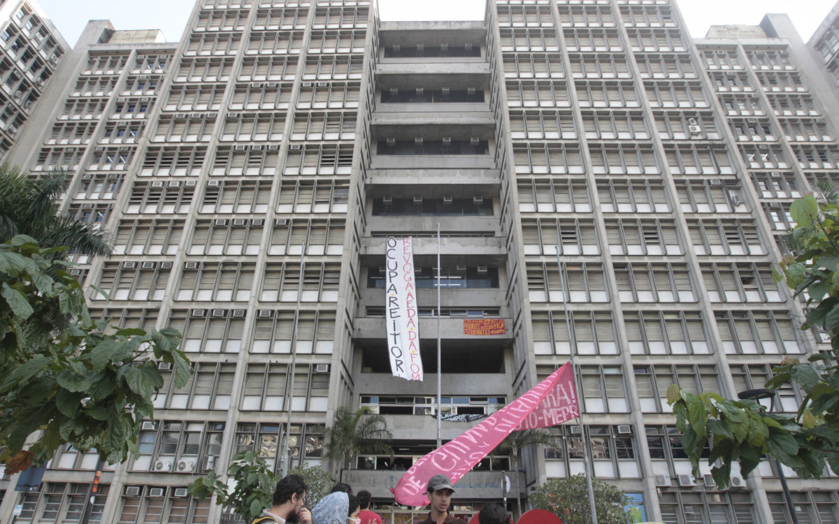 Uerj. Justiça emitiu decisão ontem dando 24h para os alunos desocuparem a reitoria, segundo eles, haverá resistência. Na foto, movimentação no local, nesta quarta-feira (18).
