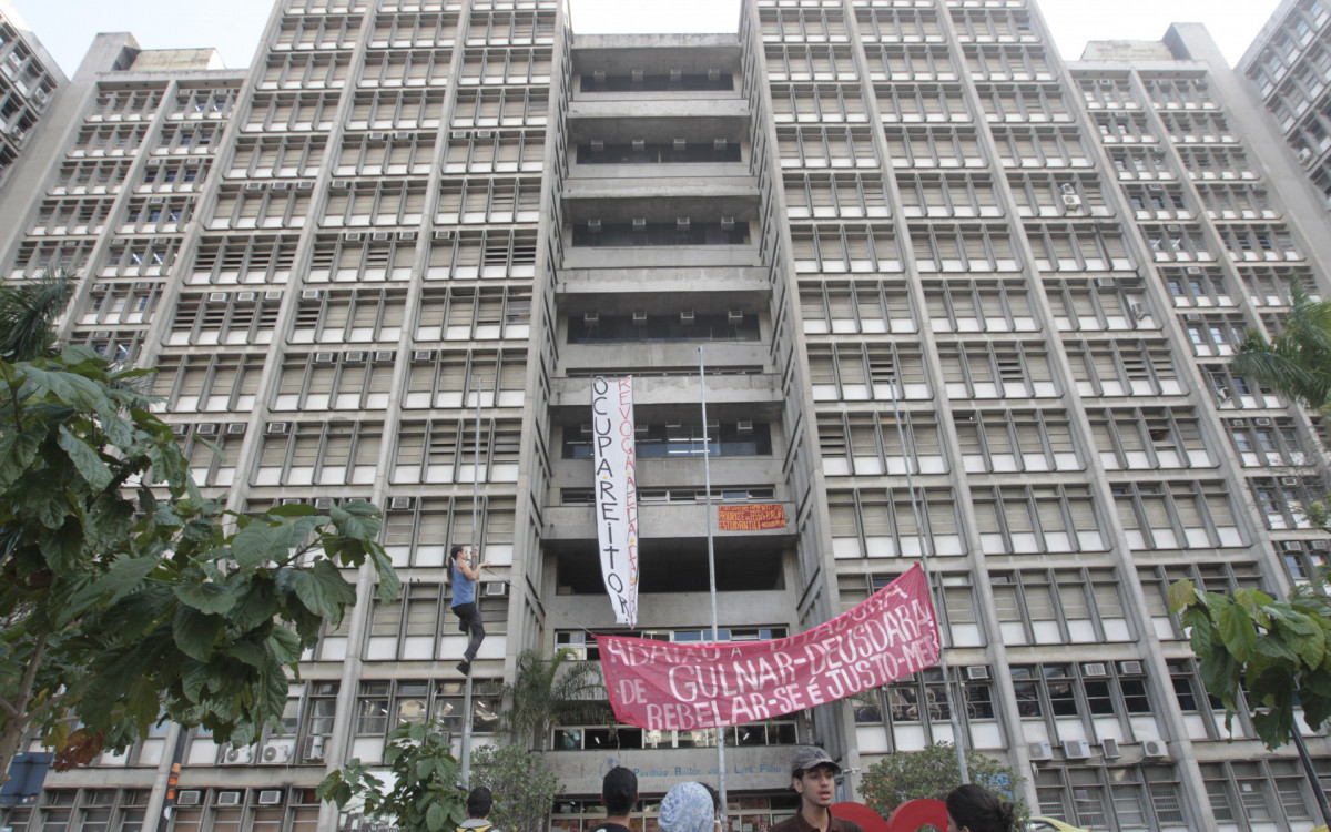 Uerj. Justiça emitiu decisão ontem dando 24h para os alunos desocuparem a reitoria, segundo eles, haverá resistência. Na foto, movimentação no local, nesta quarta-feira (18).
