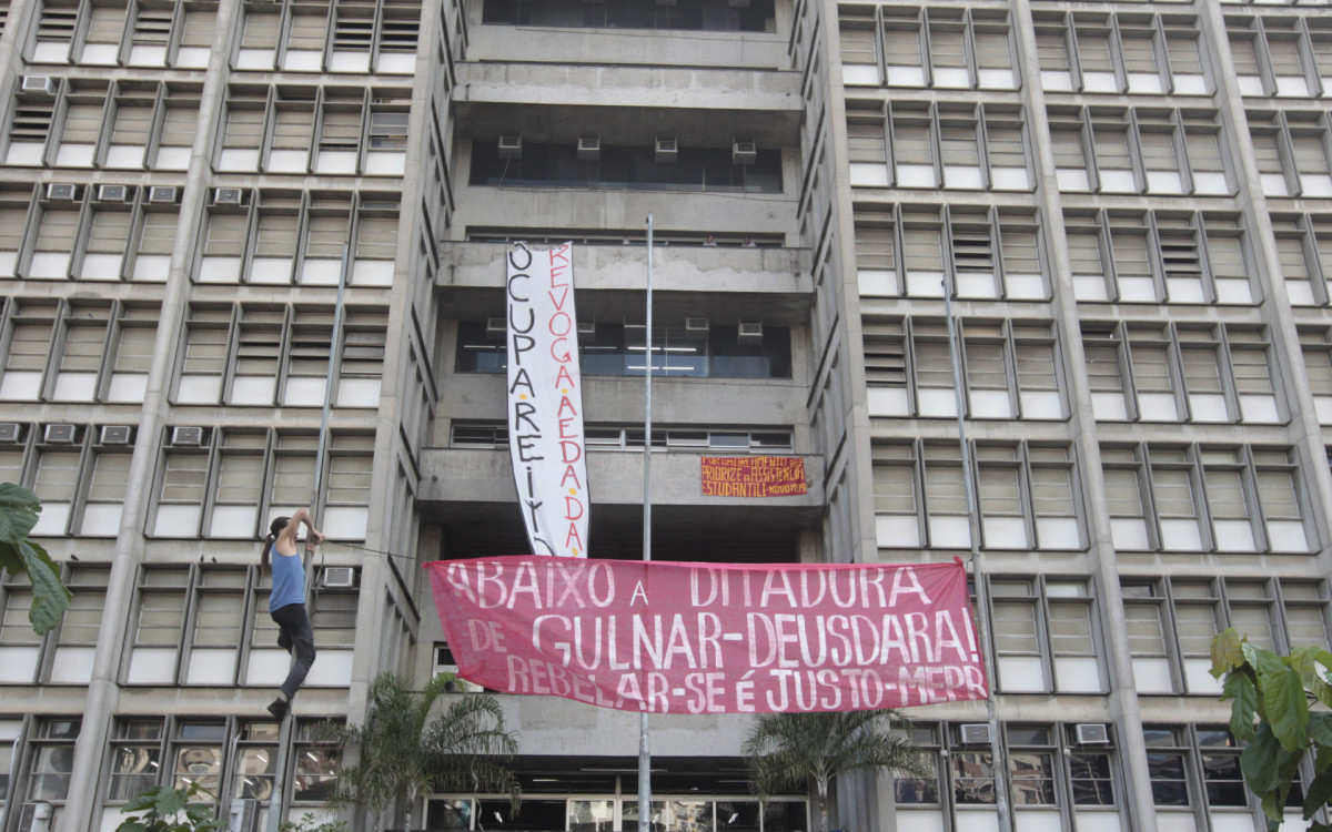 Uerj. Justiça emitiu decisão ontem dando 24h para os alunos desocuparem a reitoria, segundo eles, haverá resistência. Na foto, movimentação no local, nesta quarta-feira (18).
