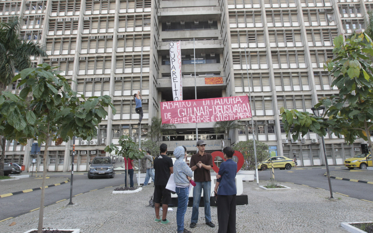 Uerj. Justiça emitiu decisão ontem dando 24h para os alunos desocuparem a reitoria, segundo eles, haverá resistência. Na foto, movimentação no local, nesta quarta-feira (18).
