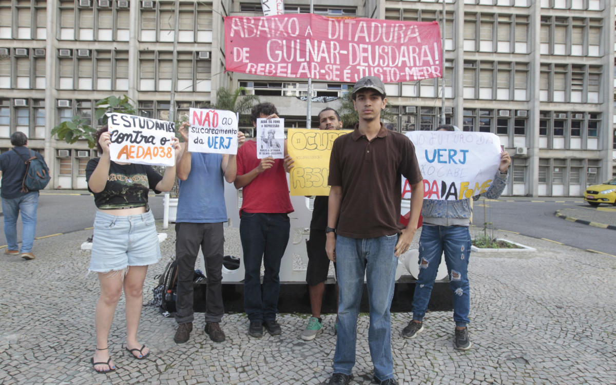 Uerj. Justiça emitiu decisão ontem dando 24h para os alunos desocuparem a reitoria, segundo eles, haverá resistência. Na foto, movimentação no local, nesta quarta-feira (18).
 - Reginaldo Pimenta/Agência O Dia