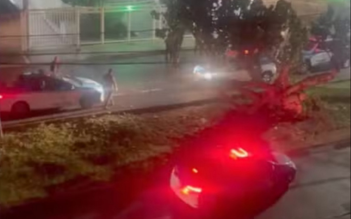 Assustados, moradores acompanharam a movimentação de policiais militares na Av. Afonso de Taunay