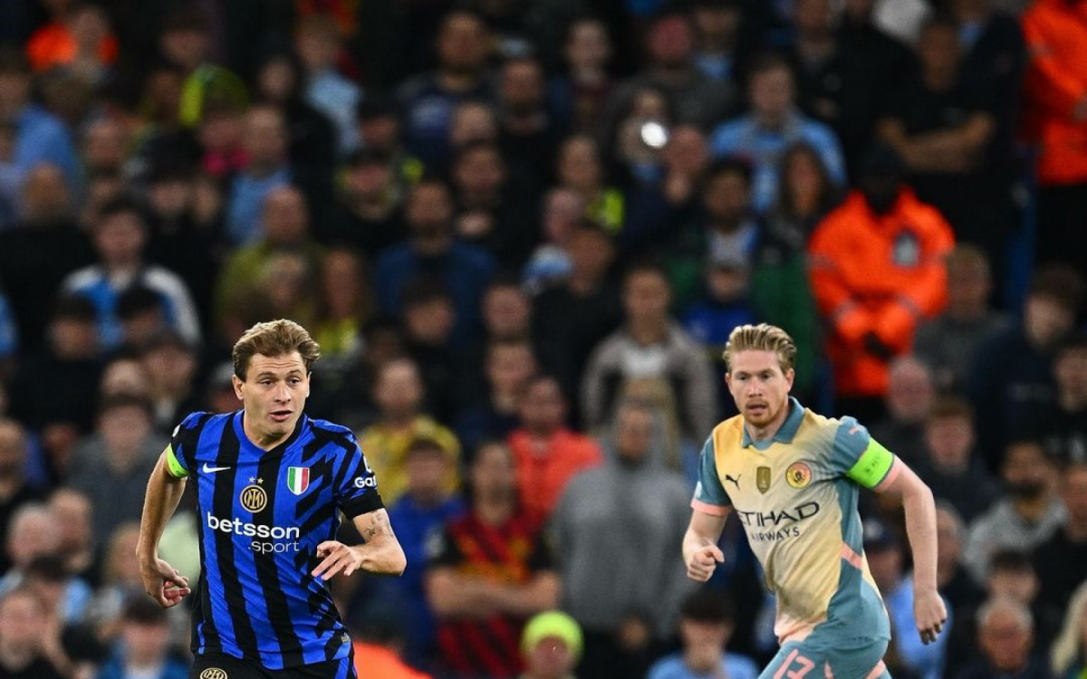 Kevin De Bruyne, do City, observa Barella armar ataque para a Inter