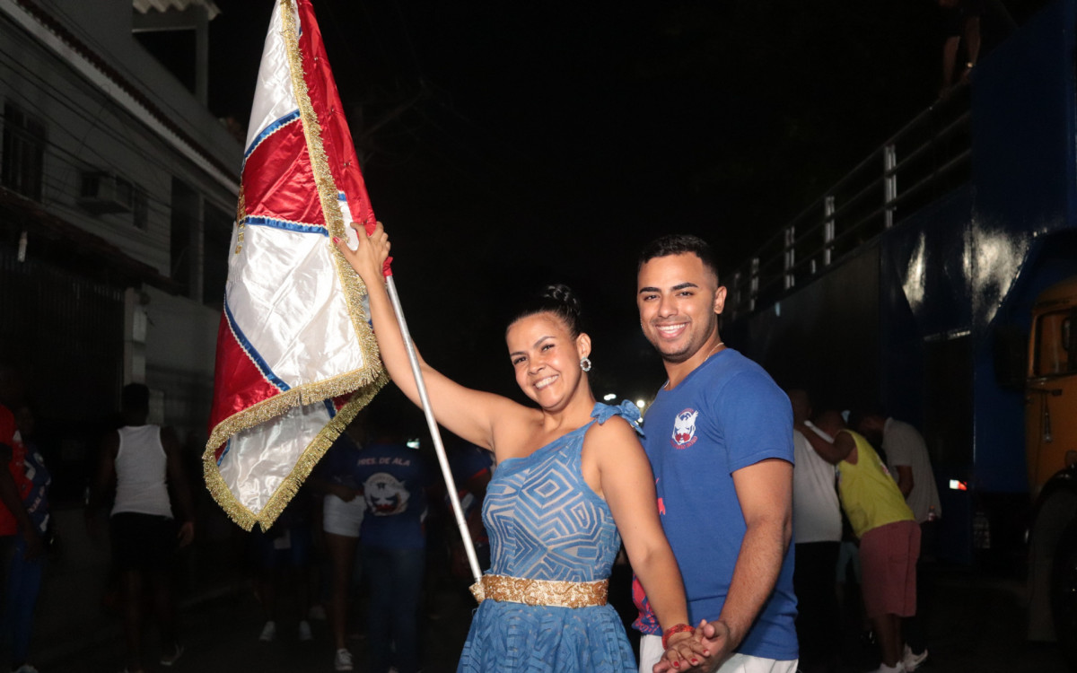 Primeiro casal de mestre-sala e porta-bandeira, Matheus Santos e Jaçanã Ribeiro, abrindo o ensaio de rua