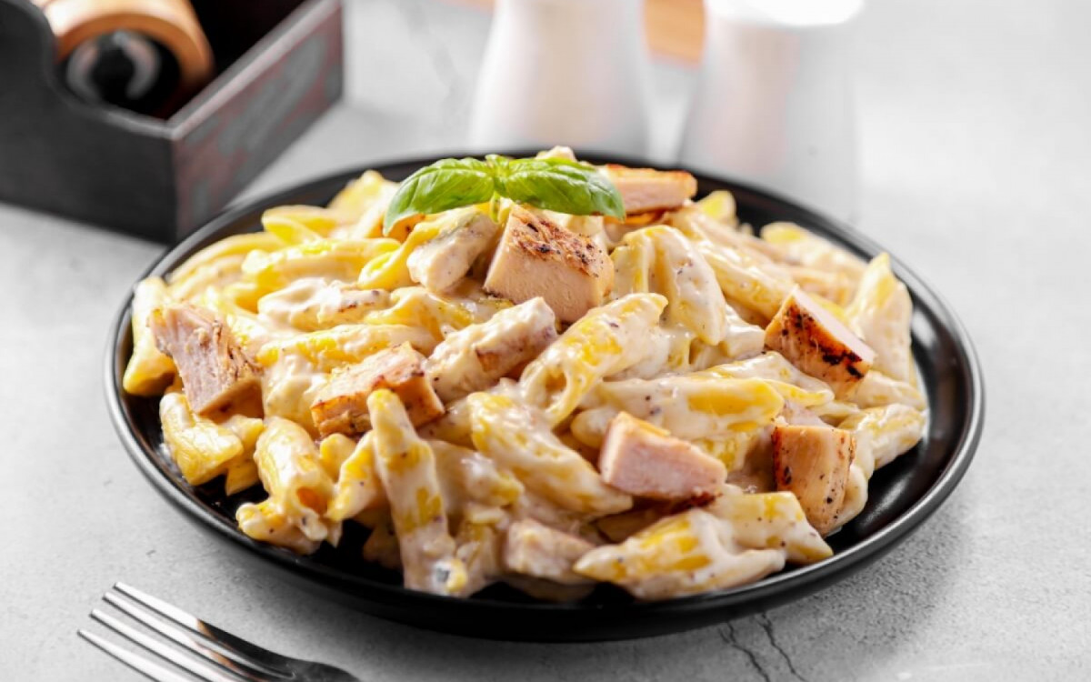 Penne cremoso com frango (Imagem: MOUTASEM PHOTOGRAPHY | Shutterstock)