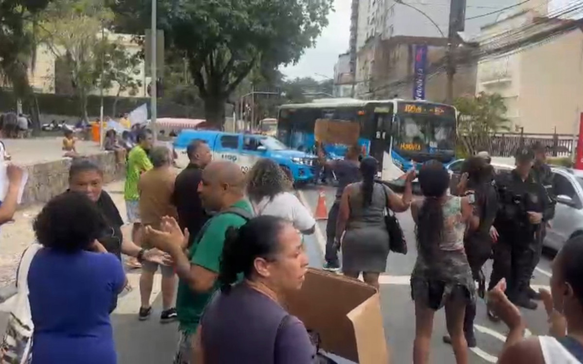 Moradores da comunidade Santa Marta protestaram devido a falta de energia que atinge há região