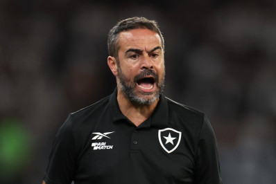 Artur Jorge lamenta empate do Botafogo, mas valoriza jogadores: 'Cabeça levantada'