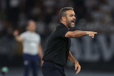 Artur Jorge entrega camisa do Botafogo para o presidente de Portugal