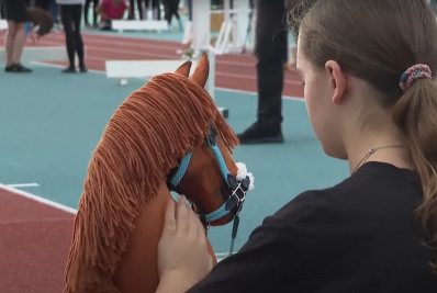Alemanha recebe primeiro campeonato internacional de hipismo com cavalos de pau
