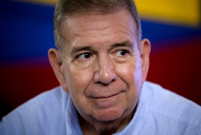 Maduro 'se autocoroa ditador', diz González