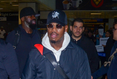 Ne-Yo chega ao Brasil e posa para fotos com fãs